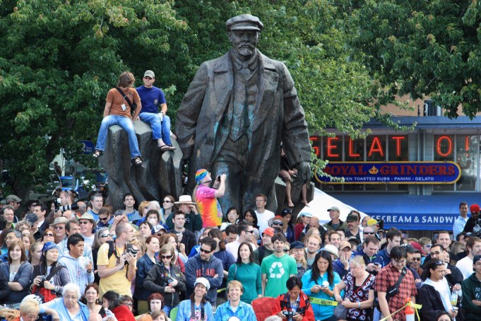 Estatua de Lenin en Fremont, durante el Desfile del Solsticio de Verano en 2009, Seattle. Foto: Sean O'Neill / Flickr.