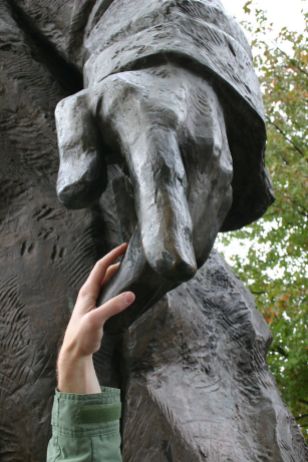 Sosteniendo la mano de Lenin. Foto: Andy Wallace / Flickr.