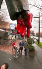Estatua de Lenin vandalizada una vez más el 19 de febrero de 2015 con rojo representando sangre. Foto: © Alan Berner / The Seattle Times.